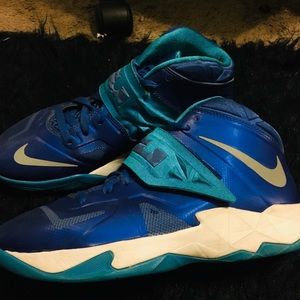 Women LeBrons Basketball shoes